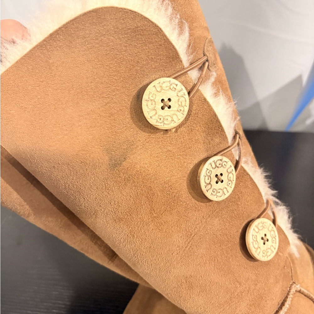 Uggs - Picture 4 of 5